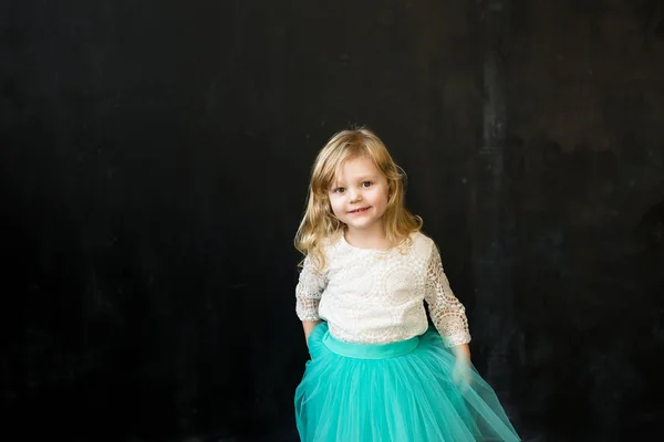 The girl is writing on the blackboard — Stock Photo, Image