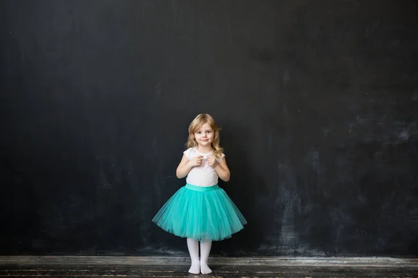 La fille écrit sur le tableau noir — Photo