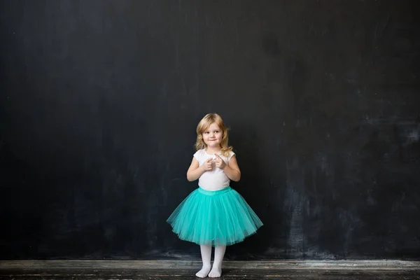 La fille écrit sur le tableau noir — Photo