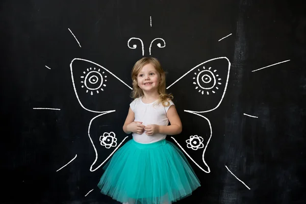 Menina com asas de borboleta pintadas — Fotografia de Stock
