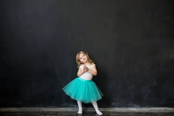 Belle fille dans une jupe en tulle — Photo