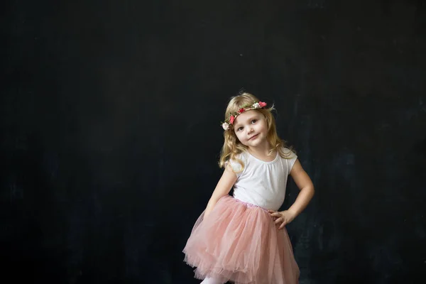 ピンクの緑豊かなチュール スカートで、かわいい女の子 — ストック写真