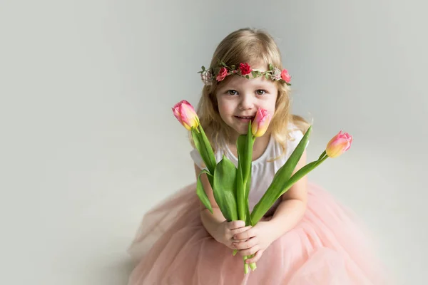 Gyönyörű lány, tulipán, a világos háttér — Stock Fotó