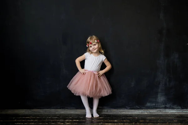 Csinos lány egy rózsaszín buja tüll szoknya — Stock Fotó
