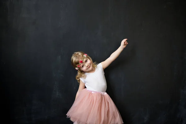 Chica bonita en una falda de tul exuberante rosa —  Fotos de Stock