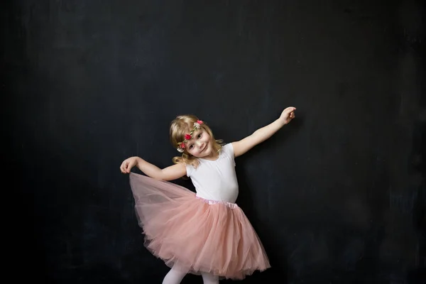 Ładna dziewczyna w różowym tiulu bujnej spódnicy — Zdjęcie stockowe