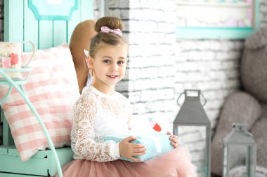 Sevimli küçük kız bir doğum günü hediyesi açar