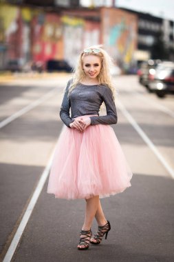 Sokakta yürürken çok güzel kız