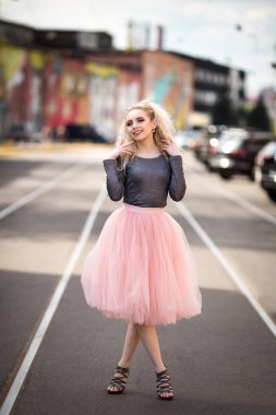 Sokakta yürürken çok güzel kız