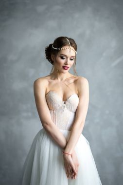 Çok güzel bir gelin portresi. Gelinin ücretleri Studio