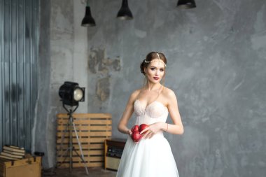 Çok güzel bir gelin portresi. Gelinin ücretleri Studio