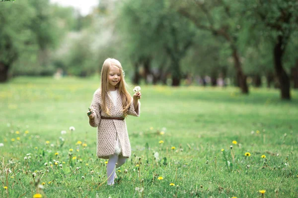 Menina está andando em um jardim de maçã — Fotografia de Stock