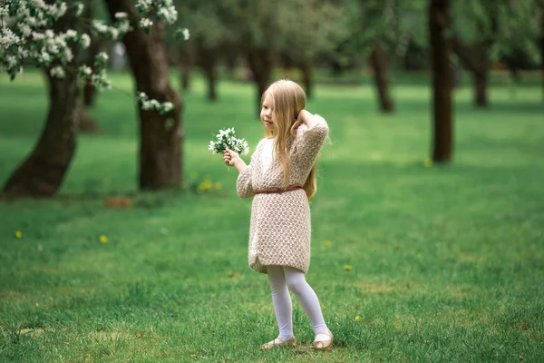 La bambina cammina in un giardino di mele — Foto Stock