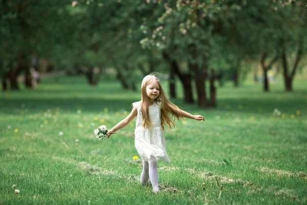 Menina está andando em um jardim de maçã — Fotografia de Stock