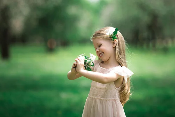 Little girl is walking in an apple garden — Stock Photo, Image