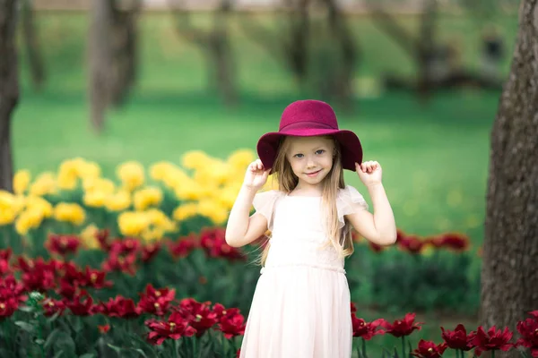 Mała dziewczynka w kapeluszu spaceru w parku — Zdjęcie stockowe
