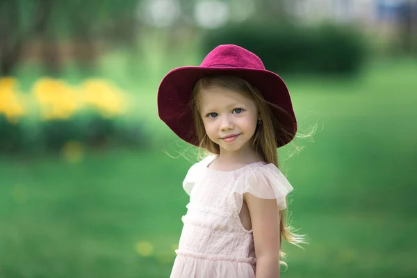 Gyönyörű lány, egy bordó kalap — Stock Fotó