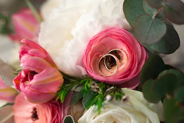 แหวนแต่งงานบนช่อดอกไม้ — ภาพถ่ายสต็อก