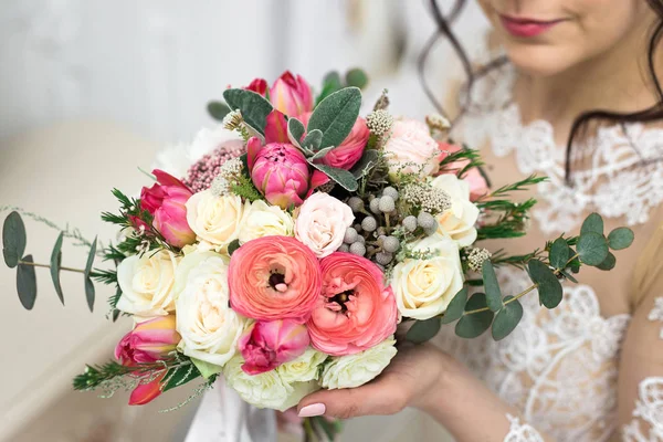 Krásná nevěsta se svatební kyticí — Stock fotografie