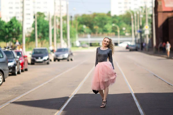 Menina muito bonita andando pela rua — Fotografia de Stock