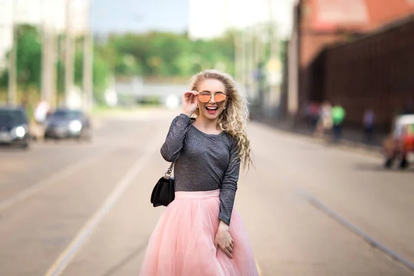 Zeer mooi meisje op straat — Stockfoto