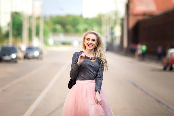 Sehr hübsches Mädchen zu Fuß die Straße hinunter — Stockfoto