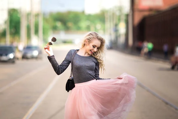 Sehr hübsches Mädchen zu Fuß die Straße hinunter — Stockfoto