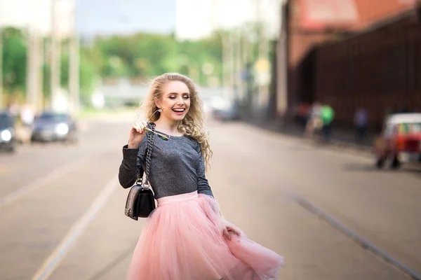 Sehr hübsches Mädchen zu Fuß die Straße hinunter — Stockfoto