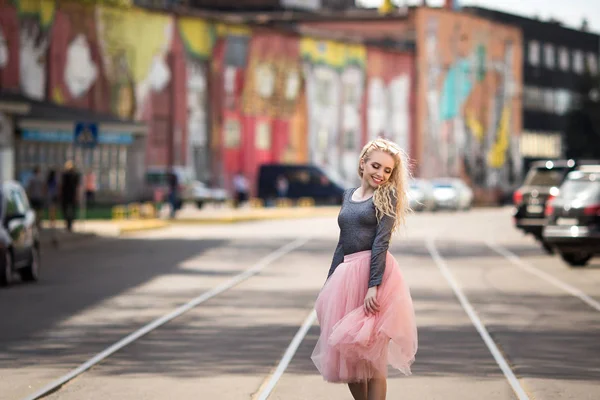 Sehr hübsches Mädchen zu Fuß die Straße hinunter — Stockfoto