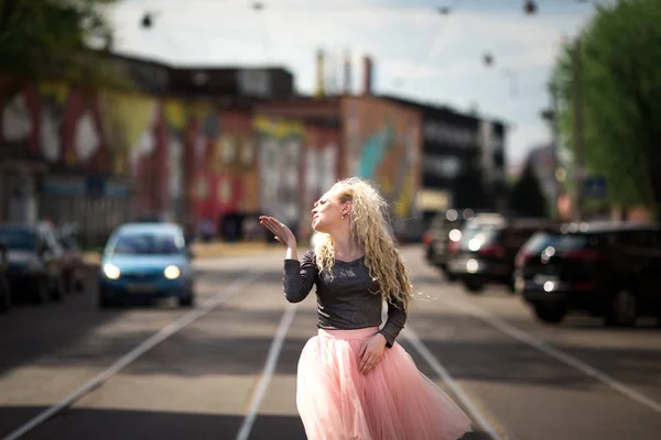 Menina muito bonita andando pela rua — Fotografia de Stock