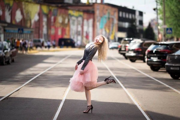 Très jolie fille marchant dans la rue — Photo