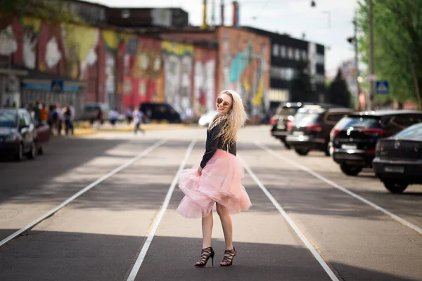 Chica muy bonita caminando por la calle —  Fotos de Stock