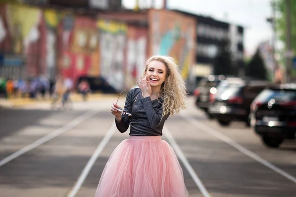 Menina muito bonita andando pela rua — Fotografia de Stock