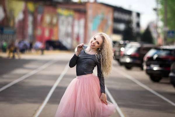 Très jolie fille marchant dans la rue — Photo