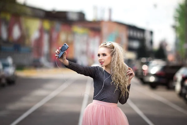 Giovane sorridente allegra ragazza bionda facendo selfie mentre in piedi — Foto Stock