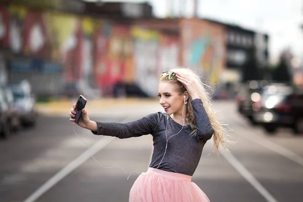 Mosolygós vidám szőke kislány így selfie állva — Stock Fotó