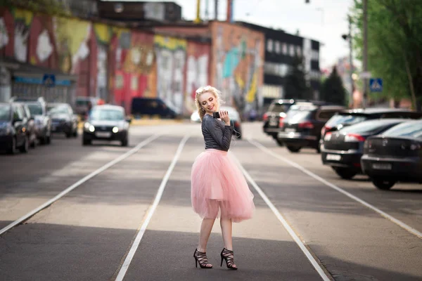 Très jolie fille marchant dans la rue — Photo