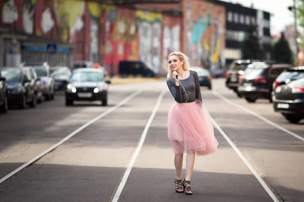 Ragazza molto carina che cammina per strada — Foto Stock