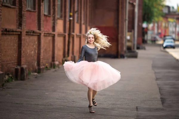 Ein schönes Mädchen läuft die Straße entlang. — Stockfoto