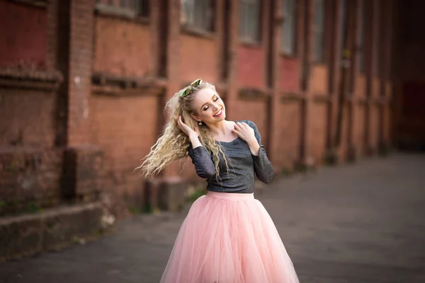 Una bella ragazza cammina lungo la strada . — Foto Stock