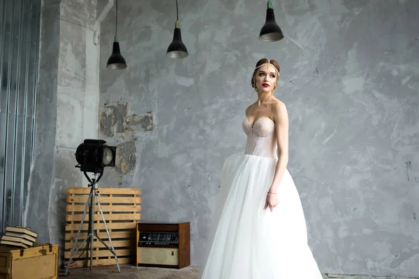 Portret van een mooie bruid. Bruidskamer vergoedingen in de studio — Stockfoto