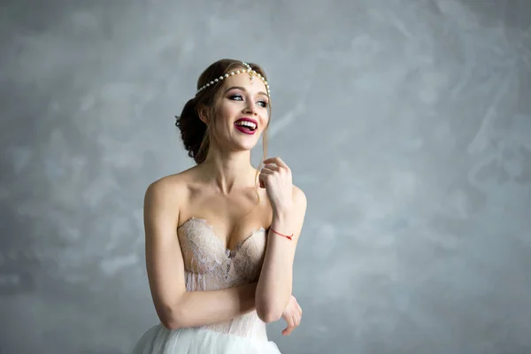 Portret van een mooie bruid. Bruidskamer vergoedingen in de studio — Stockfoto