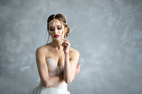 Porträt einer schönen Braut. Brautgeld im Atelier — Stockfoto