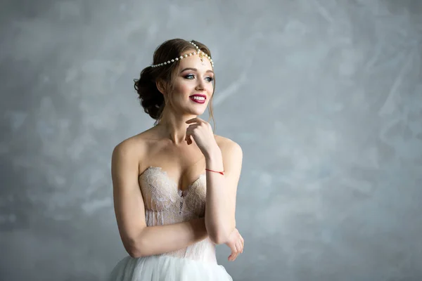 Portret van een mooie bruid. Bruidskamer vergoedingen in de studio — Stockfoto