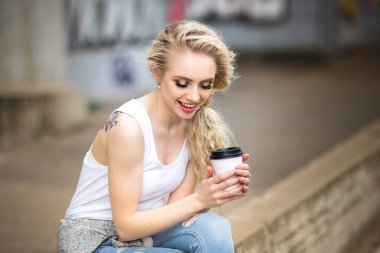 Güzel kız içecekler kahve sokakta