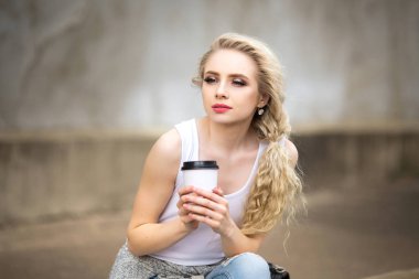 Güzel kız içecekler kahve sokakta