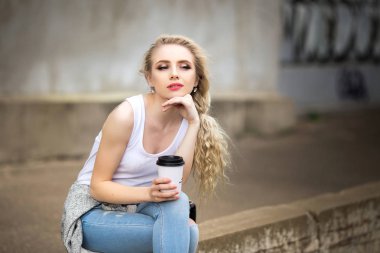 Güzel kız içecekler kahve sokakta