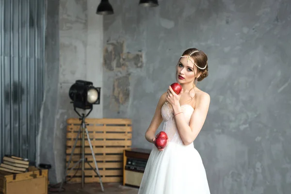 Ritratto di una bella sposa. Spese della sposa in studio — Foto Stock