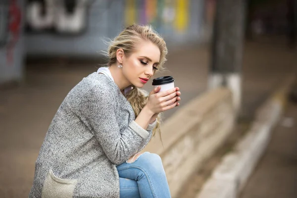 Güzel kız içecekler kahve sokakta