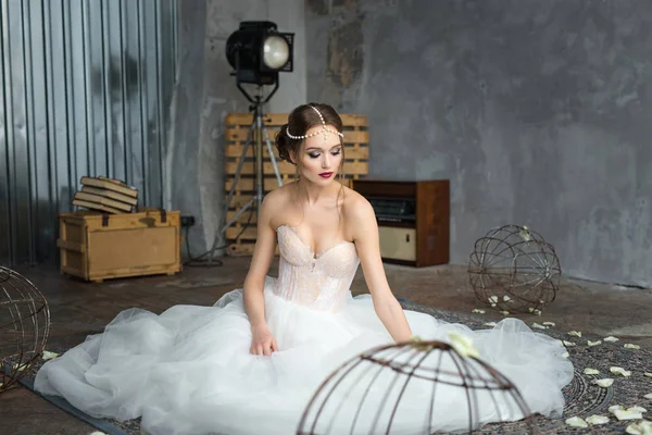 Hermoso retrato de novia con maquillaje brillante — Foto de Stock